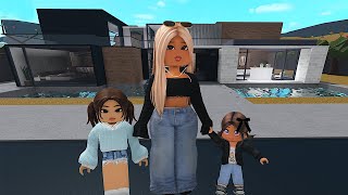 Construí Una Casa Nueva Para Mi Familia 🏠  Bloxburg Family Roleplay [upl. by Anniahs]