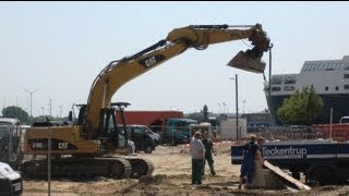 Bagger  excavator Caterpillar 319D zieht Mercedes Atego 1523 aus dem Sand [upl. by Artur]