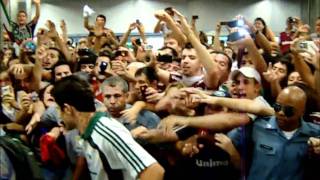 Torcida Tricolor recebe o Fluminense no Aeroporto do Galeão [upl. by Aileduab]