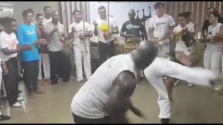 🔥MESTRE SABARÁ BATENDO FORTE EM RODA DE CAPOEIRA 🔥 [upl. by Giles200]