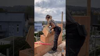 HOW TO GIEBEL MAUERN 👷🏼‍♀️😎 baustelle tutorial shorts handwerk [upl. by Aicinod43]