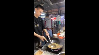 The cooking process for fried rice fried noodles and fried rice vermicelli in Chinese cuisine [upl. by Ilsel946]