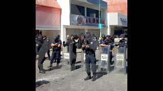 Policías de Tuxtla y ambulantes se dan con todo [upl. by Enelym]