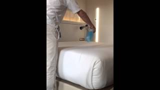 Camarero de pisos camas sin arrugas how to make nice bed in 5 star hotel [upl. by Raybourne]