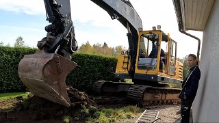 Solceller del 19  Lägger på harpad jord på kabelschakten mm [upl. by Nissensohn703]