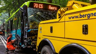 BERGING  Stadsbus afslepen na botsing met auto VDL BERKHOF 🚍 [upl. by Asyram]