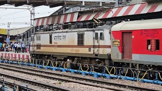 12410 Gondwana Express arriving Agra Cantt with GZB WAP 7 Indian Railways [upl. by Sej]