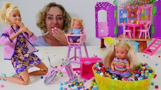 Spiel mit Puppen Nicoles Arbeitsagentur Barbie arbeitet im Kindergarten [upl. by Sinnylg460]