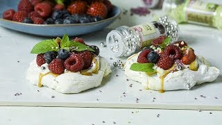 Mini pavlova med vaniljeflødeskum og friske bær  Kreahjørnet [upl. by Lumbard]