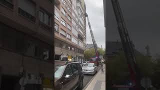 Los bomberos intervienen ante un desprendimiento de cascotes en la calle Santa Clara [upl. by Lymn]