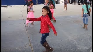 Así bailan el huapango los niños y adultos de la Sierra Queretana [upl. by Eceinwahs]