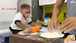 Chef Lily helps dad knead flour to make sponge cake [upl. by Aliehs]