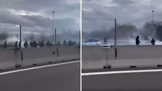 Ultrà incappucciati e fumogeni gli scontri tra tifosi di Napoli e Roma in autostrada [upl. by Annawaj78]