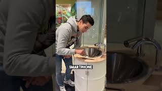 Un lavabo pour laver son téléphone au Japon 🇯🇵🤯 shorts [upl. by Llerryt]