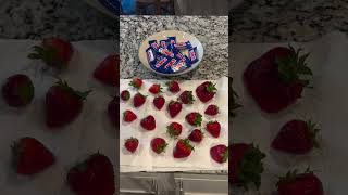 Halloween chocolate covered strawberries 🍓 dessert chocolatecoveredstrawberries fypシ゚viral [upl. by Chrisy565]