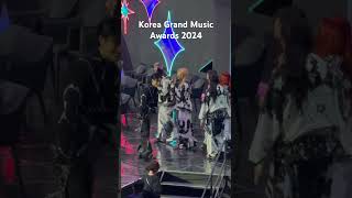 Taemin congratulating New Jeans on winning Artist of the Year at KGMA 2024 newjeans taemin [upl. by Asertal]