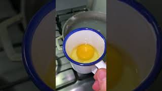 Huevo pochado en 5 minutos 😍 cocina egg recetas viralvideo youtubeshorts viralshorts chicha [upl. by Kreindler]