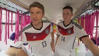 Das ist das deutsche WMTrikot Präsentation der besonderen Art mit Thomas Müller und Julian Draxler [upl. by Aziram]