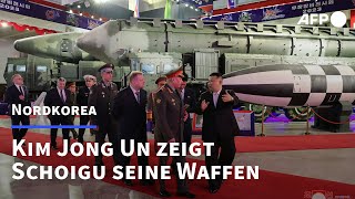 Nordkorea Kim Jong Un zeigt Schoigu seine Waffen  AFP [upl. by Courtnay511]