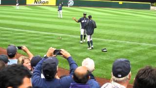 Ichiro takes the field during batting practice [upl. by Atal140]