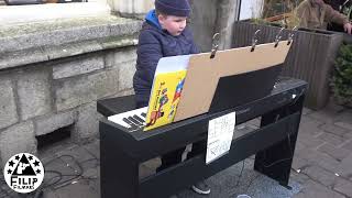 seppe 9 jaar speelt live op de orgel in centrum van Gent [upl. by Blumenfeld]