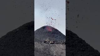 Durante l’attività stromboliana al Cratere Centrale dell’Etna etna shortvideo mountains [upl. by Enihpad]