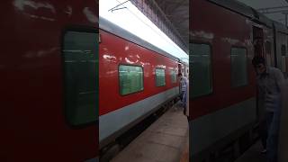 Neelanchal express Arriving platform of anand vihar shorts delhi indianrailways [upl. by Imelida544]