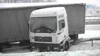 LKW schleudert in Leitplanke auf der BAB 4 nahe Glauchau Sachsen 09022012 [upl. by Nelram]