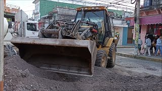 Retroexcavadora Caterpillar 420D IT cargando camión de volteo con material [upl. by Aisital]