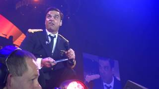 ROBBIE WILLIAMS signing stuff  fan part of the show  Oslo 13052014 [upl. by Prowel]