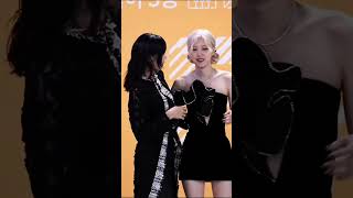 lisa asking rosè for rockstar pose blackpink kpop blinkies [upl. by Felicdad]