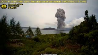 Vulcão Anak Krakatoa entra em erupção na Indonésia  AFP [upl. by Trefler]