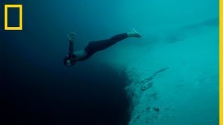 Guillaume Nery saltando en el AGUJERO AZUL de DEAN ¡IMPRESIONANTE  National Geographic en Español [upl. by Ekud600]