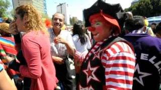 300 clowns battent le record du monde de léclat de rire [upl. by Gally]