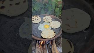 Huevo estrellado en comal de barro con tortillas sabroso choteando503 ElSalvador [upl. by Anail]