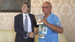 Da Aosta a Palermo a piedi l’83enne Alessandro Bellière fa tappa a Napoli 260816 [upl. by Merriam]