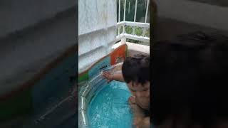 Théo ama tomar banho na piscina dele 🏊 [upl. by Etnasa]