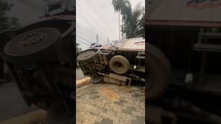 നിന്ന നിൽപ്പിൽ മറിഞ്ഞ ലോറി shortsfeed lorry vehicleaccident entertainment raodaccident [upl. by Gnik]