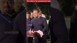 सलमान खान ने गरीब व्यक्ति को खाना खिलाया  Salman Khan and Poor Man salmankhan shortvideo [upl. by Toth]