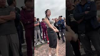 舞台无处不在跟着节奏嗨起来 农村姑娘爱唱歌 唱出自己的风格才会如此与众不同 人美歌甜百听不厌 户外唱歌🔥 [upl. by Diena303]