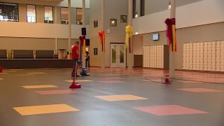 Terwijl schoolgaand Brabant vakantie viert zitten deze leerlingen gewoon in de schoolbanken [upl. by Ainotna]