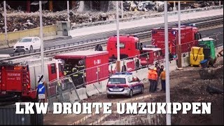 Wien FEUERWEHREINSATZ mit Spezialfahrzeugen  LKW drohte umzukippen [upl. by Keven]