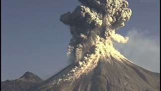 Volcán de Colima 21 de enero 2015 Enorme explosión a las 914am Columna de cenizas de 4kms [upl. by Nnaik]