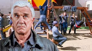 O primeiro dia de Leslie Nielsen na cadeia  Corra que a Polícia vem Aí 33 13  Clipe [upl. by Ahsiyk994]