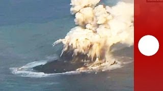 Au Japon une nouvelle île se créée après une éruption volcanique [upl. by Nnylrefinnej693]