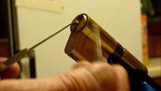 Single Pin Picking Vs Raking UAP 5 Pin Euro Cylinder Lock uklocksportcouk [upl. by Friede]