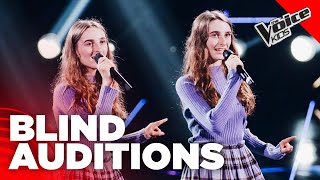 Le gemelle Emma e Giulia fanno IMPAZZIRE Clementino  The Voice Italy Kids  Blind Auditions [upl. by Appleby]