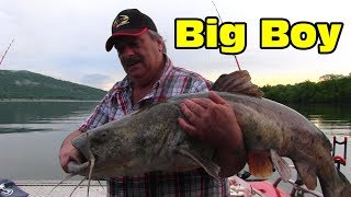 Finding and catching BIG River Catfish [upl. by Subak904]