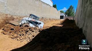 nivelación de terreno con minicargador bobcat S220 [upl. by Schilt]