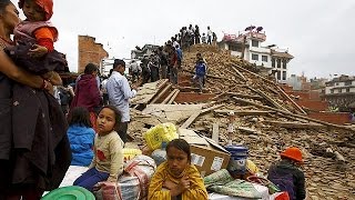 Nepal  séisme de magnitude 79 plusieurs centaines de morts [upl. by Leba]